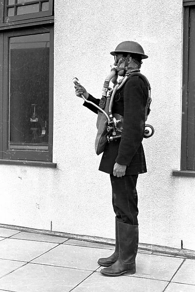 London (NFS) firefighter in breathing apparatus, WW2