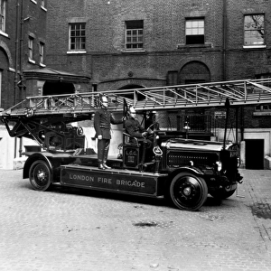 LCC-LFB Turntable ladder and crew at Southwark