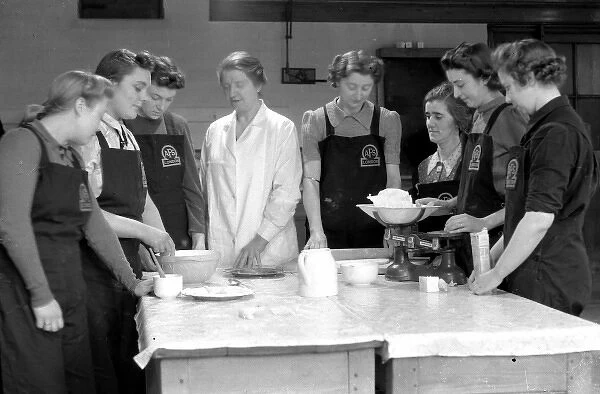 Auxiliary London firewomen under catering instruction