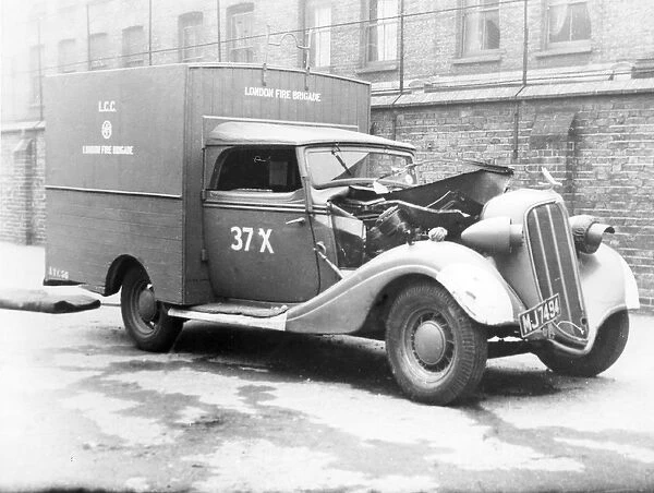Blitz in London -- damaged LFB vehicle, Shoreditch, WW2