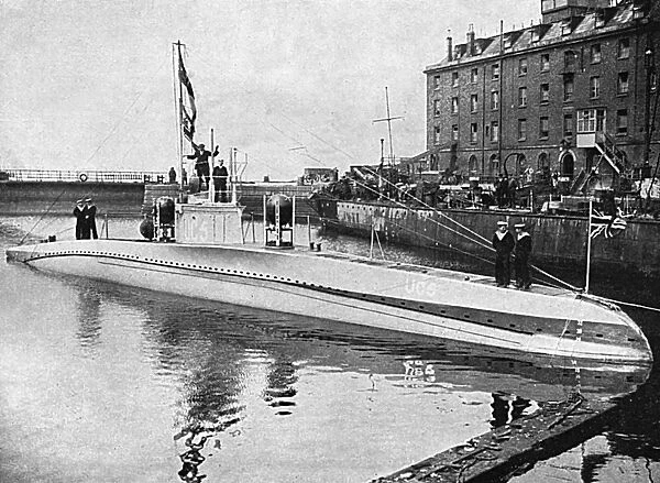 German submarine on view in London, WW1