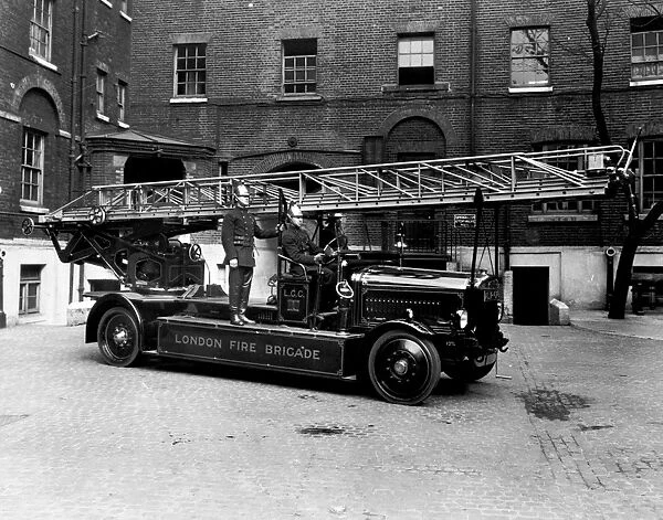 LCC-LFB Turntable ladder and crew at Southwark