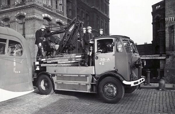London Region NFS  /  AFS breakdown lorry with crew, WW2