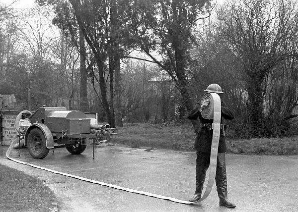 NFS training  /  instructional photo, use of hose, WW2