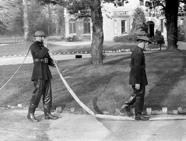 NFS training  /  instructional photo, use of hose, WW2