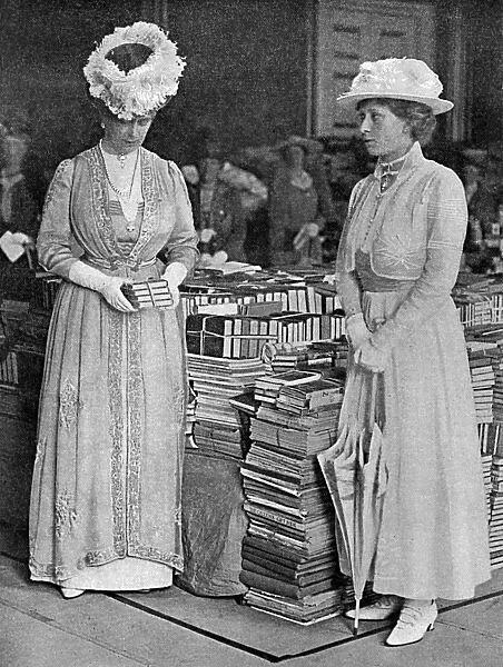 War birthday gifts for Queen Mary - inspecting books WW1