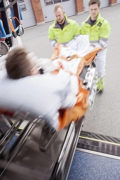 Cardiac patient in an ambulance C016  /  7456