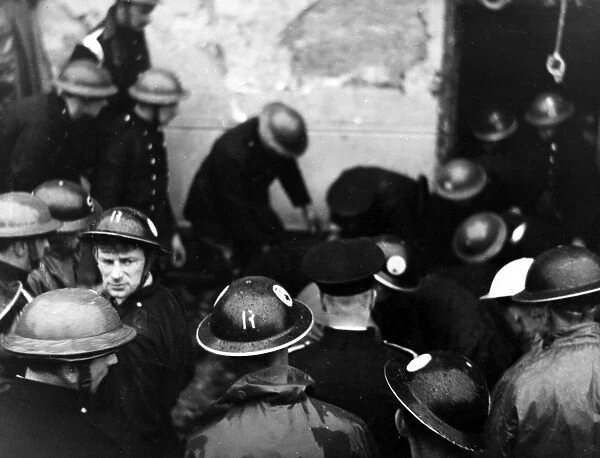 Blitz in London -- rescue squad, Wandsworth, WW2