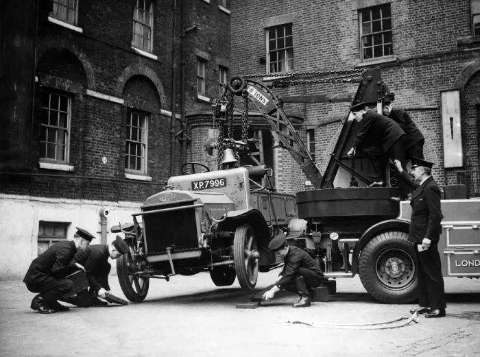 Framed Print : Dennis breakdown lorry, demonstrating wrong method