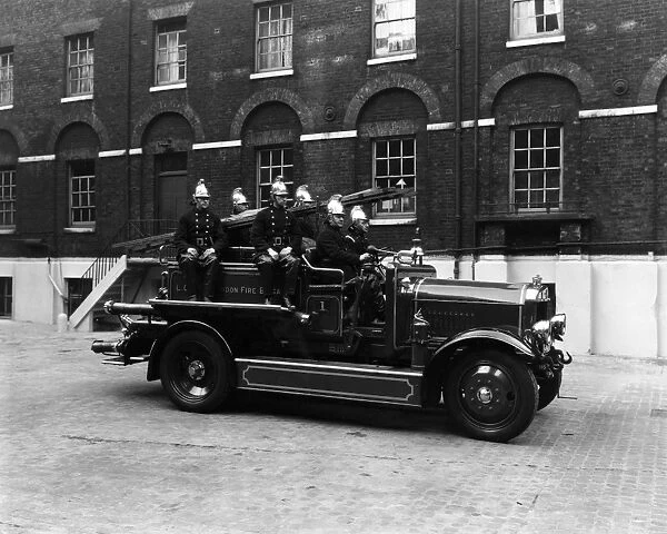 Fire engine and crew, LCC-London Fire Brigate