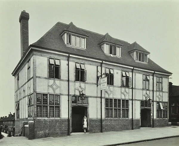 Bellingham Estate: exterior of the Fellowship Inn public house, London, 1925 (b  /  w photo)
