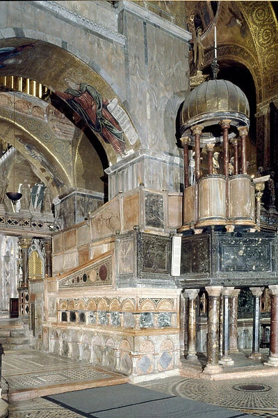 Byzantine architecture: view of the desk in the central nave
