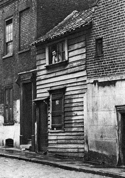 An old wooden house in St Johns Hill, Shadwell, London, 1926-1927. Artist: Whiffin