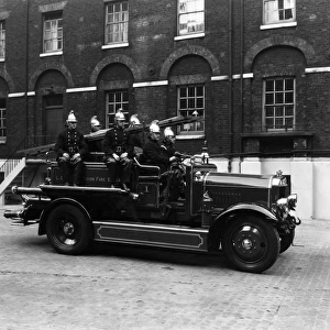 Fire engine and crew, LCC-London Fire Brigate