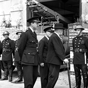 Lord Mayor of London visiting NFS City fire station, WW2