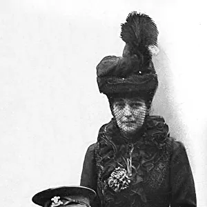 Queen Alexandra with top fundraiser Jeannie Jackson, WW1