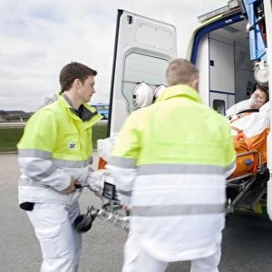 Cardiac patient in an ambulance C016 / 7459