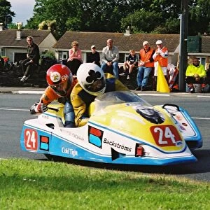 Lars Schwartz & Dickie Gale (LGMV Ireson Yamaha) 2004 Sidecar TT