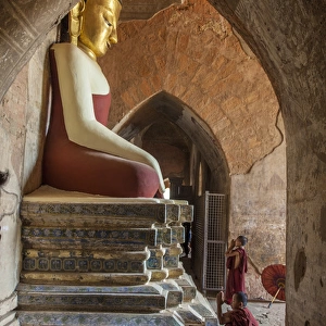 Myanmar, Mandalay, Bagan. Novice Buddhist monks praying
