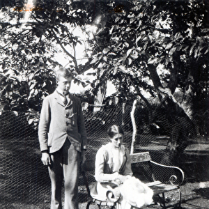 Adrian and Virginia Stephen, 1900 (b / w photo)
