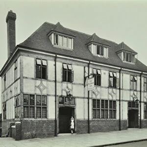 Bellingham Estate: exterior of the Fellowship Inn public house, London, 1925 (b / w photo)