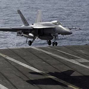 An F / A-18E Super Hornet prepares to land on the flight deck aboard USS Dwight D