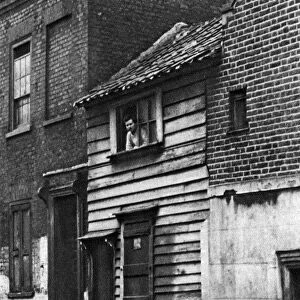 An old wooden house in St Johns Hill, Shadwell, London, 1926-1927. Artist: Whiffin