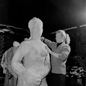 Rita Ling Sculptress Carves snowman 31 / 3 / 1952 C1621 / 1