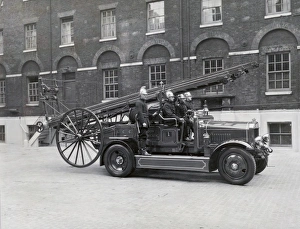 LCC-LFB motorised pump-escape with pneumatic tyres