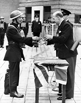 Lord Mayor of London presenting a cup, WW2